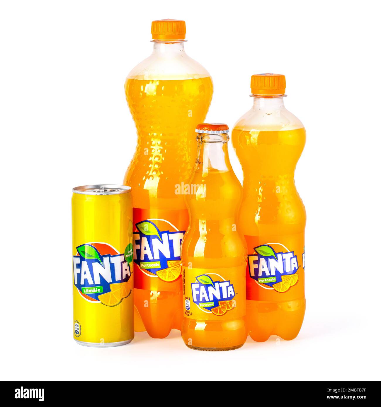 Chisinau, Moldawien 26. April 2020: Fanta-Flaschen und -Dose auf weiß isoliert, mit Abschneideweg Stockfoto