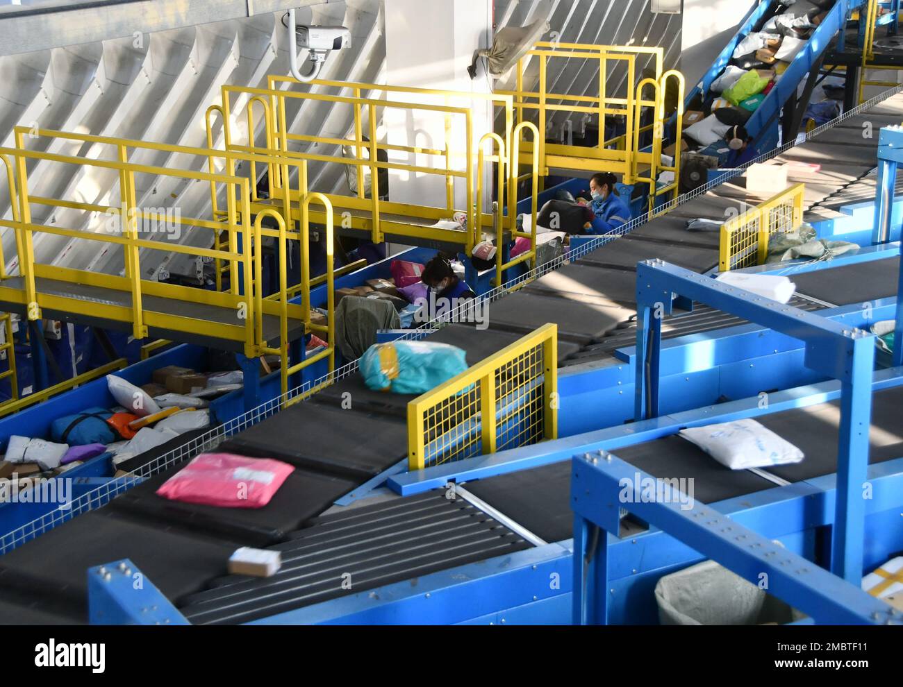 HANDAN, CHINA - 21. JANUAR 2023 - Mitarbeiter sortieren Expresslieferungen im Zhongtong Express Transfer Center im Gewerbepark Yongnian District in Ha Stockfoto