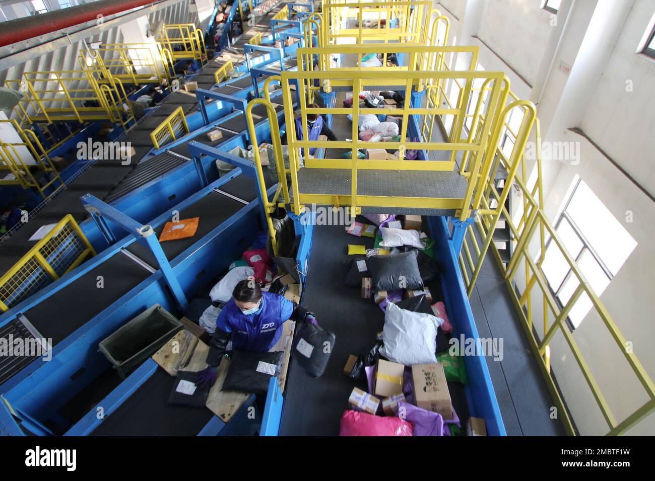 HANDAN, CHINA - 21. JANUAR 2023 - Mitarbeiter sortieren Expresslieferungen im Zhongtong Express Transfer Center im Gewerbepark Yongnian District in Ha Stockfoto