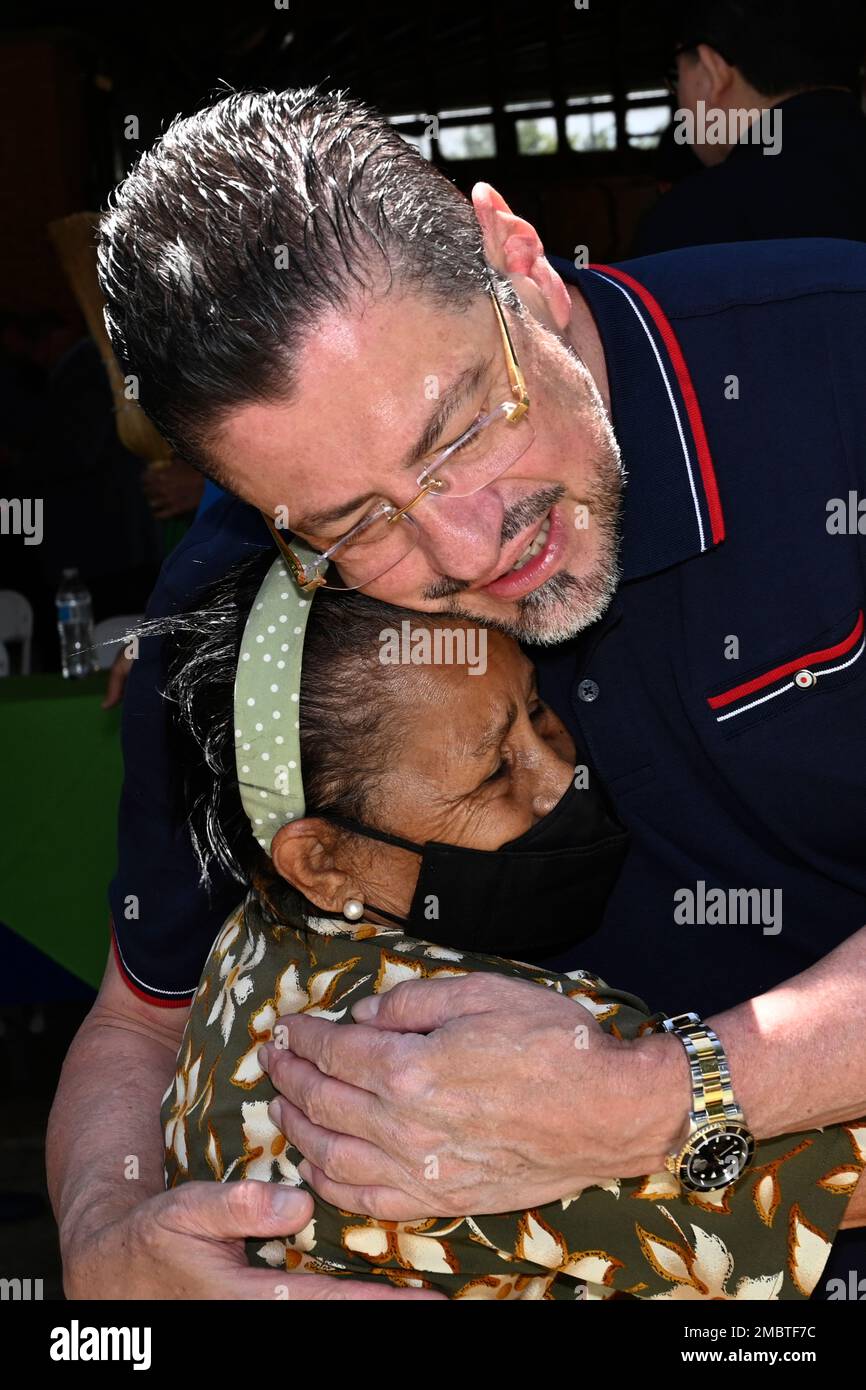 Presidential candidate Rodrigo Chaves of the Social Democratic Progress Party embraces a supporter at a closing campaign rally in Alajuela, Costa Rica, Saturday, March 26, 2022. Costa Rica's president will be decided in an April 3rd runoff between former President Jose Maria Figueres of the National Liberation Party and Chaves, a former finance minister. (AP Photo/Carlos Gonzalez) Stockfoto
