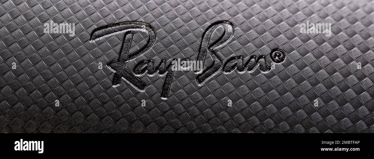 Chisinau, Moldawien 04. April 2021: Ray Ban Brillenetui-Logo Nahaufnahme Stockfoto