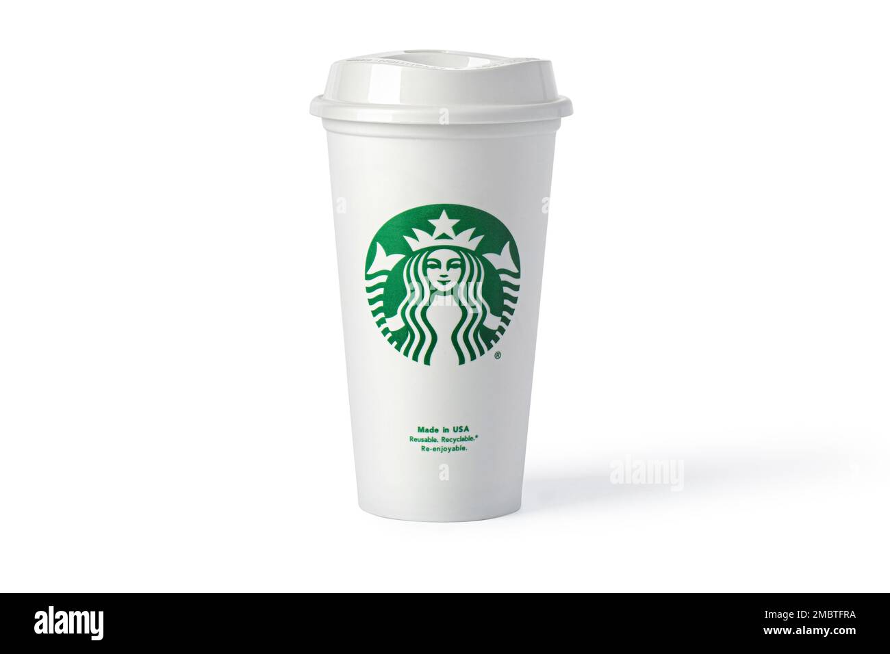 Chisinau, Moldawien - 11. Mai 2021 : Eine Tasse Starbucks Heißgetränkenkaffee auf weißem Hintergrund. Starbucks ist das weltweit größte Kaffeehausunternehmen Stockfoto