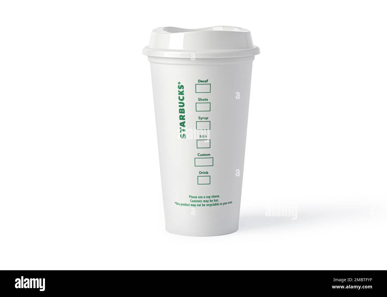 Chisinau, Moldawien - 11. Mai 2021 : Eine Tasse Starbucks Heißgetränkenkaffee auf weißem Hintergrund. Starbucks ist das weltweit größte Kaffeehausunternehmen Stockfoto