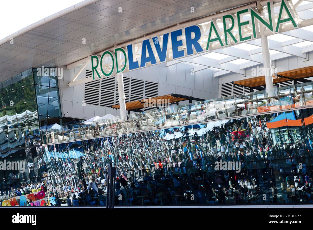 Melbourne, Australien. 21. Januar 2023. Die Glasfenster der Rod Laver Arena spiegeln Zuschauer wider, die über das Turniergelände laufen. Kredit: Frank Molter/dpa/Alamy Live News Stockfoto