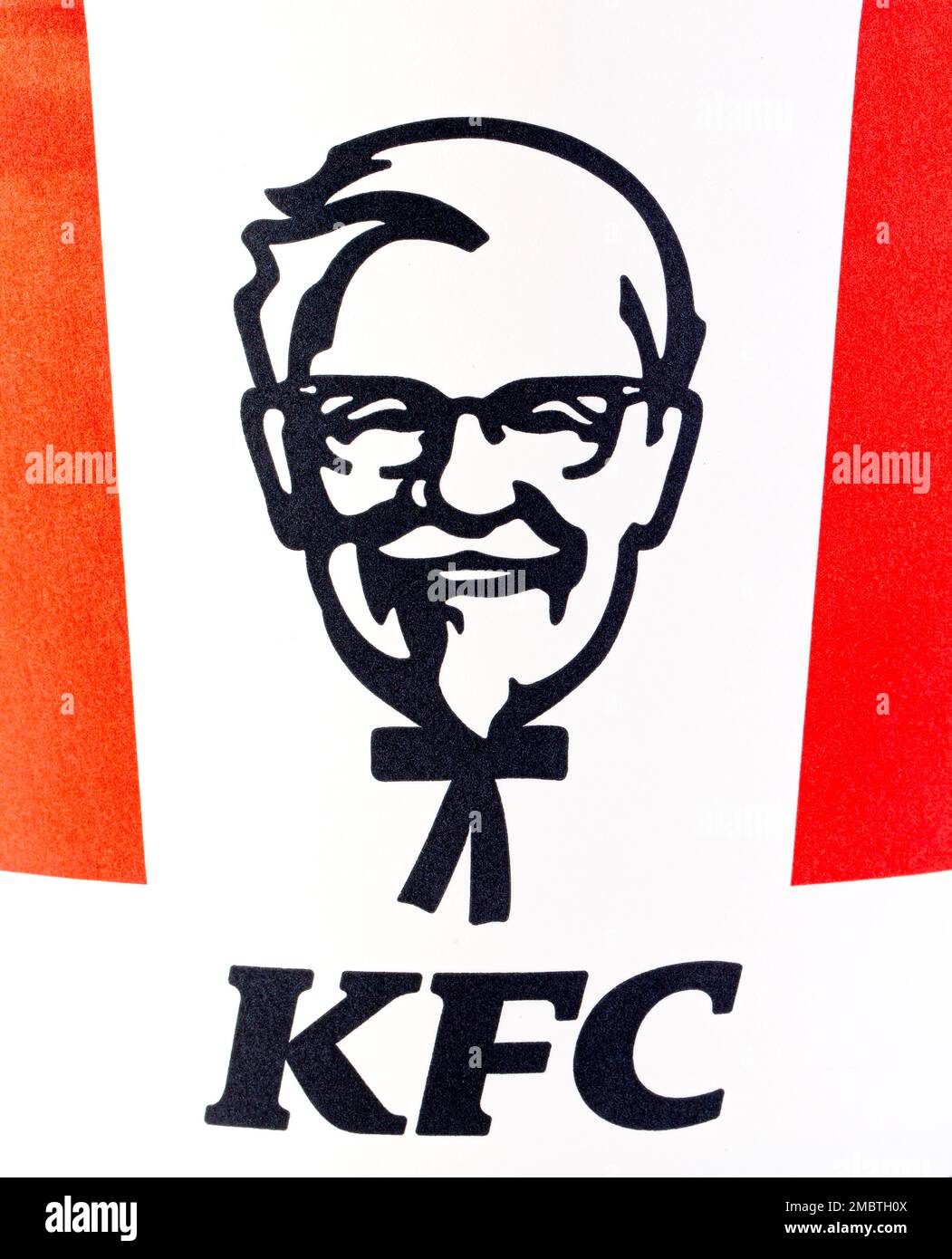 Chisinau, Moldau 01. September 2021: Ein Eimer KFC-Huhn. Ursprünglich Kentucky Fried Chicken, gegründet von Harland Sanders, dem Fast-Food-Restaurant Stockfoto