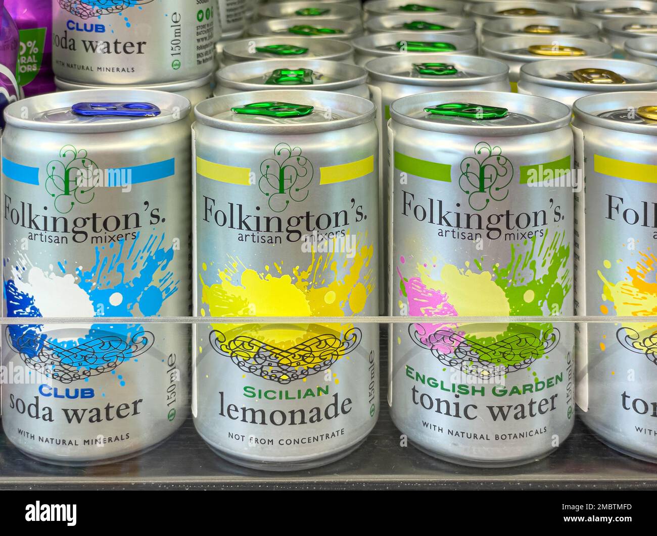 Anapa, Russland 28. April 2022: Dosen Folkingtons Säfte, tonisches Wasser auf den Regalen im Supermarkt Stockfoto