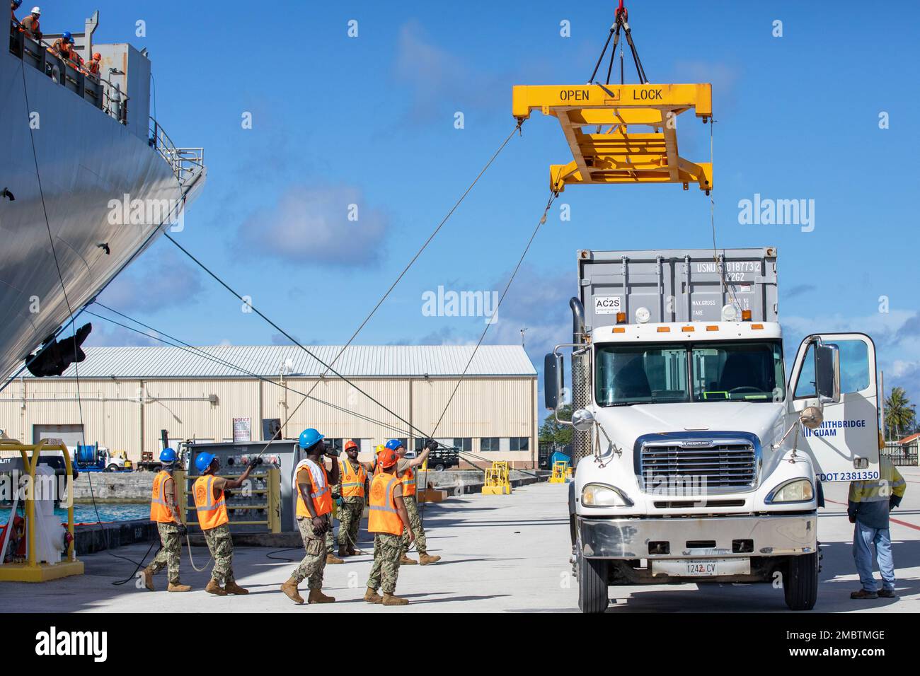 SANTA RITA, Guam (22. Juni 2022) Matrosen, die dem Navy Cargo Handling Battalion (NCHB), Detachment Guam, zugewiesen wurden, Onload-Fracht zum MV Cape Horn am Marinebasis Guam Supporting Marine Air Control Group (MACG) 18, 1. Marine Aircraft Wing (1. MAW), Und das 94. Army Air and Missile Defense Command (AAMDC) im Rückbau der Valiant Shield 2022 Fracht. Stockfoto