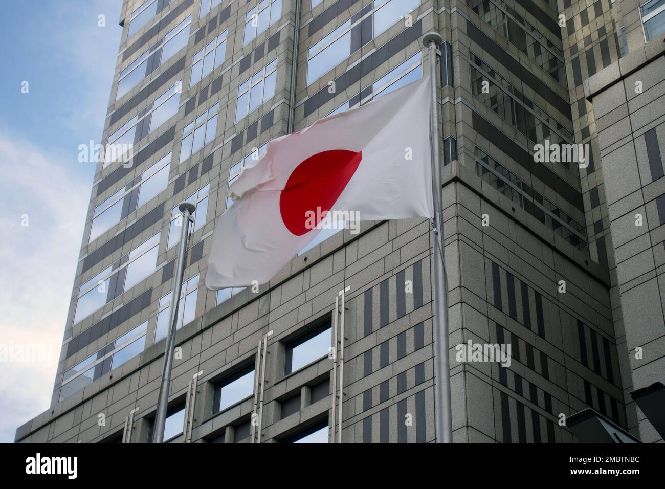 Tokio, Japan - 22. Mai 2019 - japanische Flagge vor dem Tokyo Metropolitan Government Building. Die Sperrbüros und die Montagehalle der Metropole Stockfoto