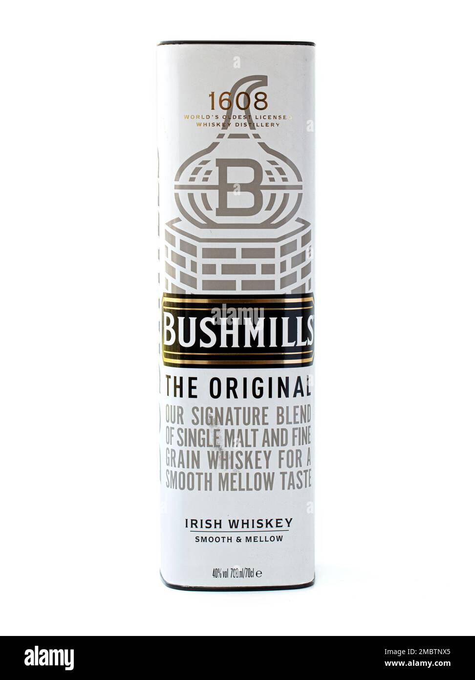 Anapa - Russland - MAI 06,2022: Foto einer Flasche irischen Bushmills Whiskey. Die Old Bushmills Distillery ist eine Destillerie in Bushmills, County Antrim, Nor Stockfoto