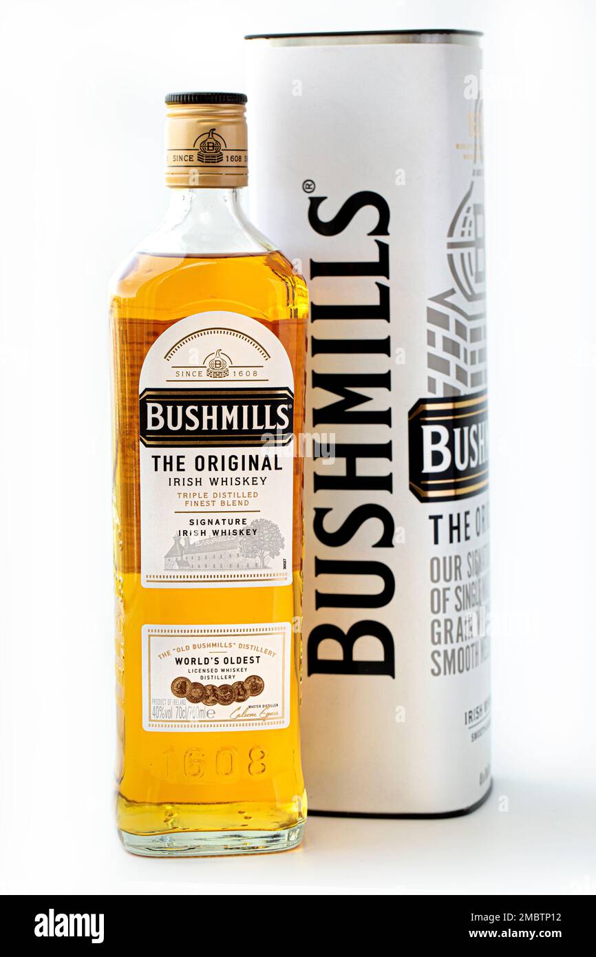 Anapa - Russland - MAI 06,2022: Foto einer Flasche Bushmills irish Whiskey. Die Old Bushmills Distillery ist eine Destillerie in Bushmills, County Antrim, No Stockfoto