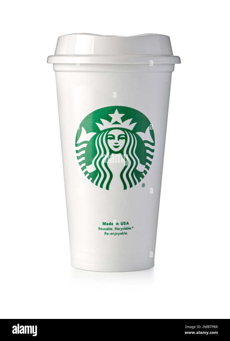 Chisinau, Moldawien - 16. August 2021 : Eine Tasse Starbucks Heißgetränkenkaffee auf weißem Hintergrund. Starbucks ist der weltweit größte Kaffeehauskonzern Stockfoto