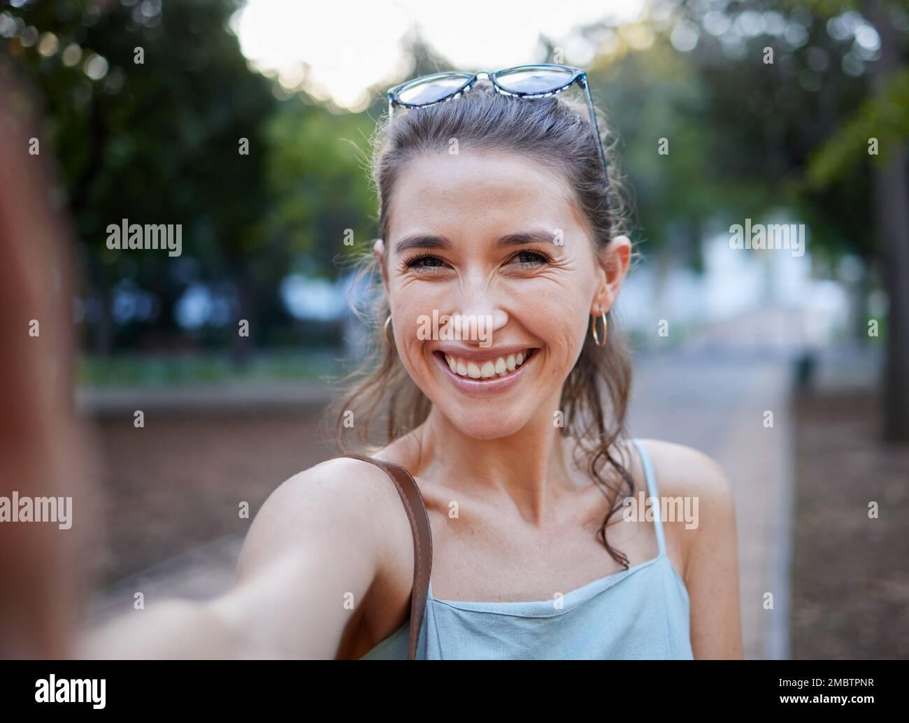 Selfie, junge Frau und lässig im Park, Walking und Lächeln für Spaß, Gleichgewicht und Glück. Porträt, Weibchen und Lady mit Freude, Sommer und Kühlen Stockfoto
