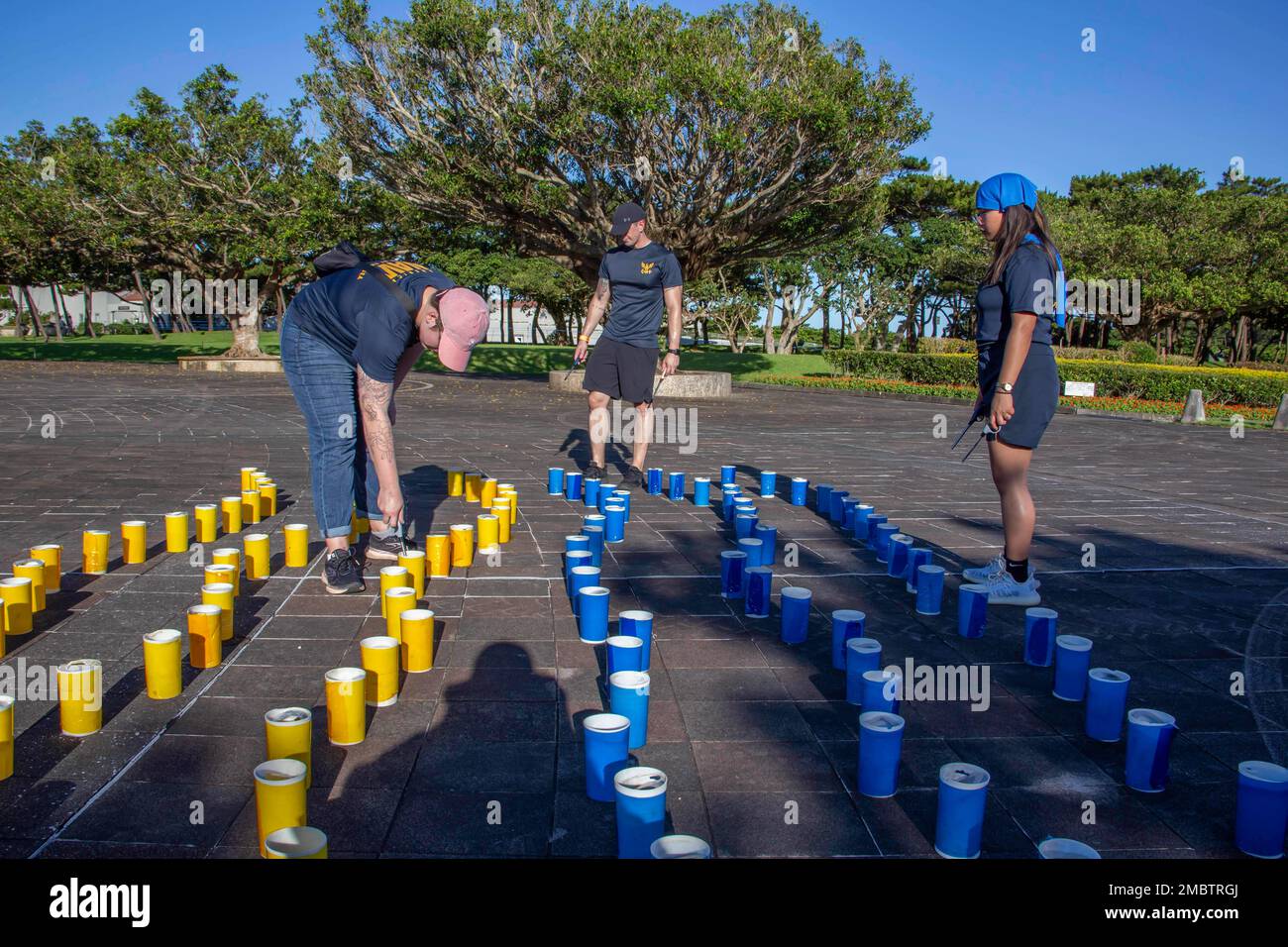 ITOMAN, Japan (22. Juni 2022) USA Navy-Matrosen von Commander, Fleet Activities Okinawa (CFAO) und Mieterkommandos nehmen am 22. Juni 2022 im Peace Memorial Park in Itoman, Okinawa, Japan, Teil. Die Kerzenbeleuchtung fand am Vorabend des Okinawa Memorial Day statt, einem Präfekturfeiertag zu Ehren derer, die während der Schlacht von Okinawa 1945 starben. Der Friedenspark wurde auf dem Mabuni Hill erbaut, dem Ort des Endes der Schlacht und der aktuelle Ort der Gedenkmauern, an denen mehr als 200.000 Tote aus allen beteiligten Nationen zu finden sind. Dies ist die erste Kerzenbeleuchtung seit 2019 Stockfoto