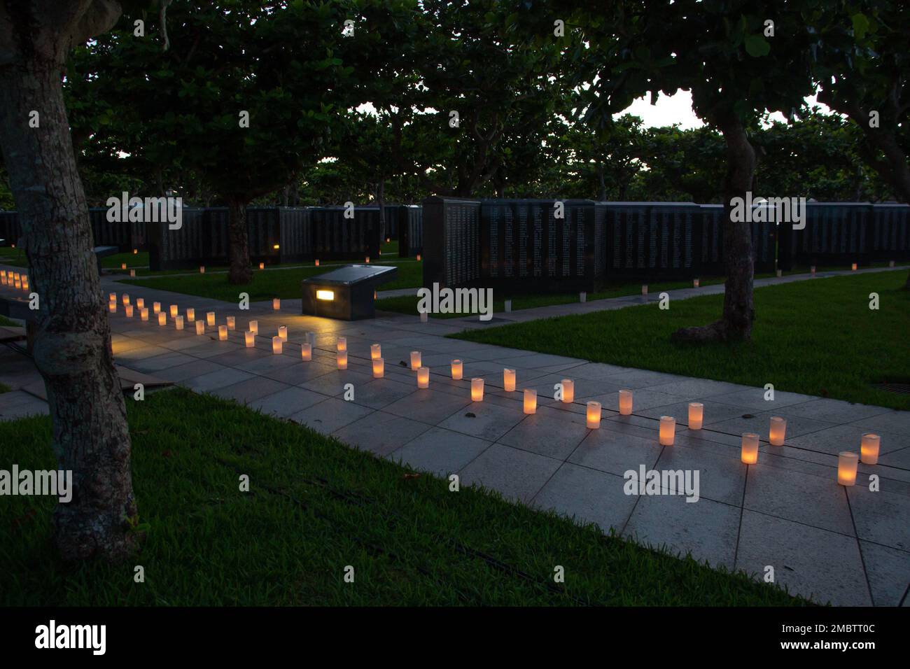 ITOMAN, Japan (22. Juni 2022) Kerzen beleuchten den Okinawa Peace Memorial Park in Itoman, Okinawa, Japan, 22. Juni 2022. Die Kerzenbeleuchtung fand am Vorabend des Okinawa Memorial Day statt, einem Präfekturfeiertag zu Ehren derer, die während der Schlacht von Okinawa 1945 starben. USA Zu den Kerzenanzündern zählten Marinesoldaten von Commander, Fleet Activities Okinawa (CFAO) und Mieterkommandos. Der Friedenspark wurde auf dem Mabuni Hill erbaut, dem Ort des Endes der Schlacht und der aktuelle Ort der Gedenkmauern, an denen mehr als 200.000 Tote aus allen beteiligten Nationen zu finden sind. Das ist das erste Kerzenlicht Stockfoto