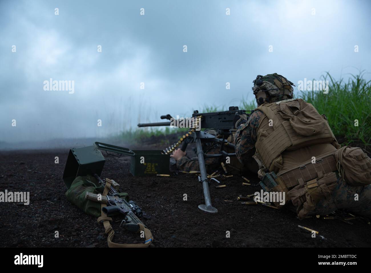 USA Marine Corps CPL. Tyler Somers, ein Maschinenschütze mit 3D Bataillon, 2D Marines, feuert während der Übung Shinka 22,1 ein m2-Maschinengewehr im Combined Arms Training Center, Camp Fuji, Japan, ab, 22. Juni 2022. Shinka ist ein Beispiel für ein gemeinsames Engagement für eine realistische Ausbildung, die tödliche, einsatzbereite und anpassungsfähige Kräfte hervorbringt, die in der Lage sind, dezentralisierte Operationen über ein breites Spektrum von Missionen hinweg durchzuführen. 3/2 wird im Indo-Pazifik unter 4. Marines, 3D. Division im Rahmen des Unit Deployment Program eingesetzt. Stockfoto