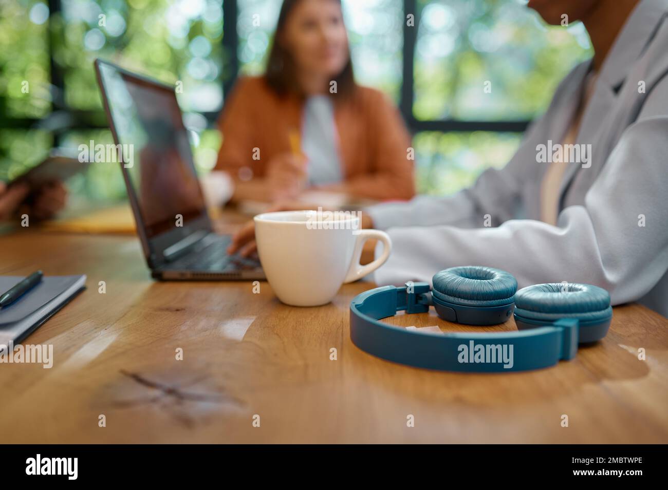 Junge Unternehmer, die an einem neuen Projekt in einem Gemeinschaftsarbeitsraum mitarbeiten Stockfoto
