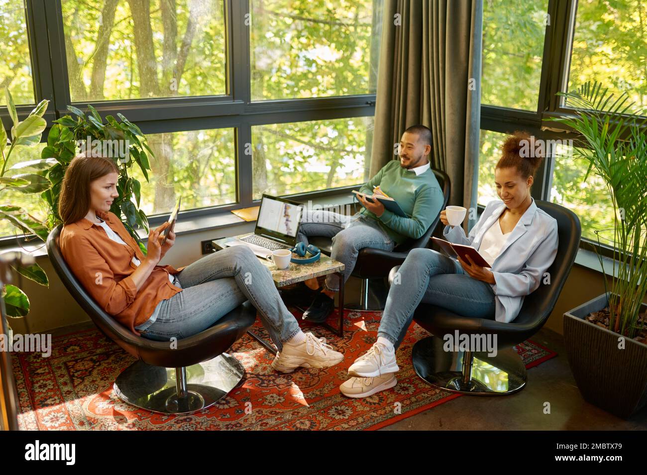 Treffen der Geschäftsleute junger Menschen in einem umweltfreundlichen Gemeinschaftsraum Stockfoto