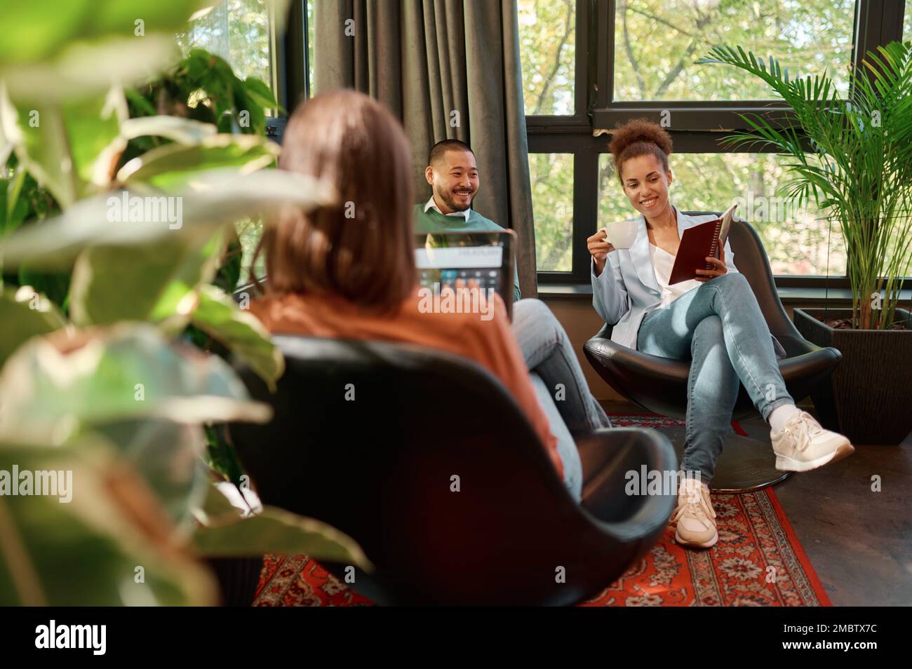 Treffen der Geschäftsleute junger Menschen in einem umweltfreundlichen Gemeinschaftsraum Stockfoto