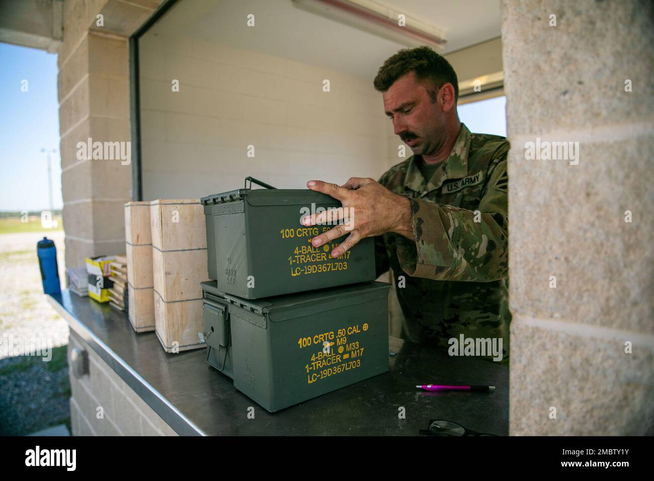 US Georgia Army National Guard Staff Sgt. Jon Shafflenberg bereitet Munitionsboxen während der Exportablen Kampftraining-Übung in Fort Stewart, Georgia, 22. Juni 2022 vor. XCTC ist die USA Das Rekordprogramm der Nationalgarde der Armee, das es Brigaden-Kampfteams ermöglicht, die ausgebildete Zugbereitschaft zu erreichen, die notwendig ist, um auf der ganzen Welt zu kämpfen und Schlachten zu gewinnen. An der XCTC-Übung werden etwa 4.400 Brigademitglieder aus ganz Georgien teilnehmen. Stockfoto