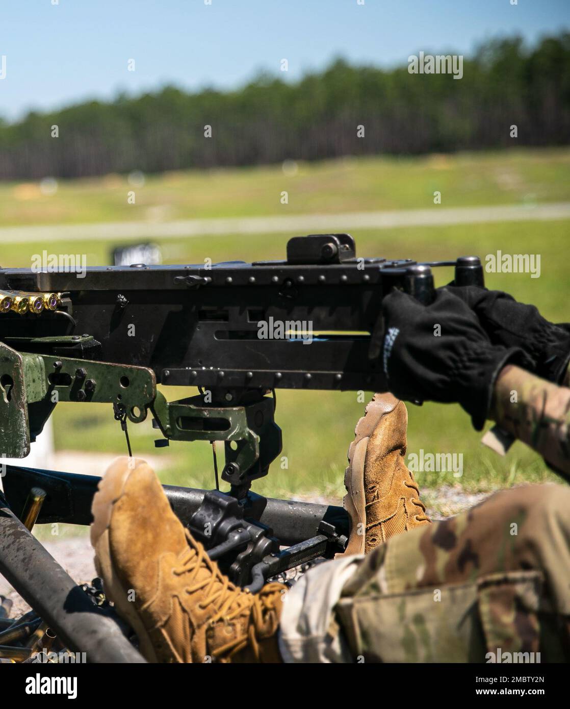 US Georgia Army National Guard Soldier macht sich mit dem Maschinengewehr m2 vertraut, während der Exportable Combat Training Capability Übung in Fort Stewart, Georgia, 22. Juni 2022. XCTC ist die USA Das Rekordprogramm der Nationalgarde der Armee, das es Brigaden-Kampfteams ermöglicht, die ausgebildete Zugbereitschaft zu erreichen, die notwendig ist, um auf der ganzen Welt zu kämpfen und Schlachten zu gewinnen. An der XCTC-Übung werden etwa 4.400 Brigademitglieder aus ganz Georgien teilnehmen. USA Militärfoto von PFC Katlynn V. Pickle Stockfoto