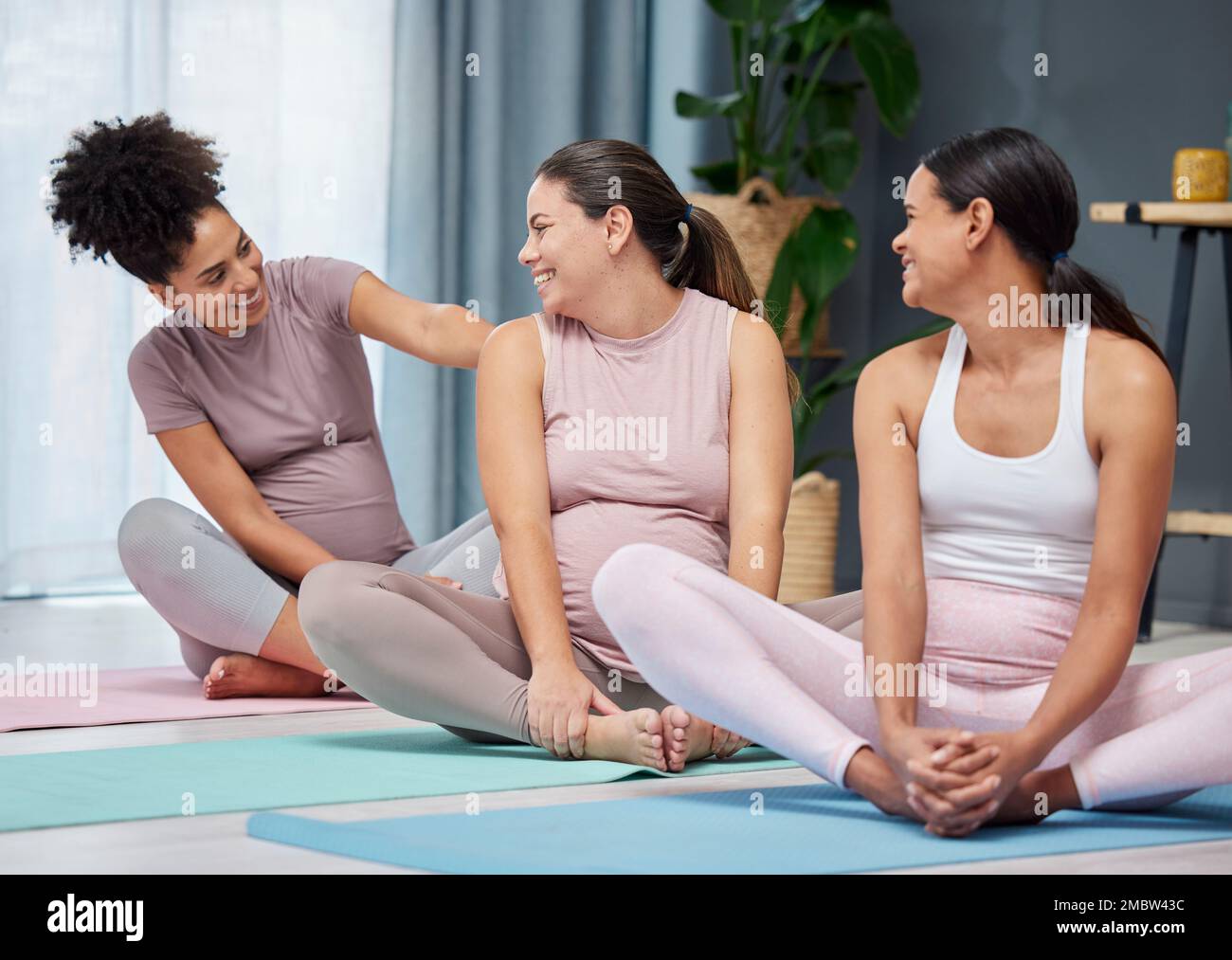 Schwangere Yoga, Freunde und entspannen Sie sich auf dem Wohnzimmerboden vor Training, Fitness und Gesundheit, reden und glücklich. Frauen, Schwangerschaft und weibliche Gruppe Stockfoto