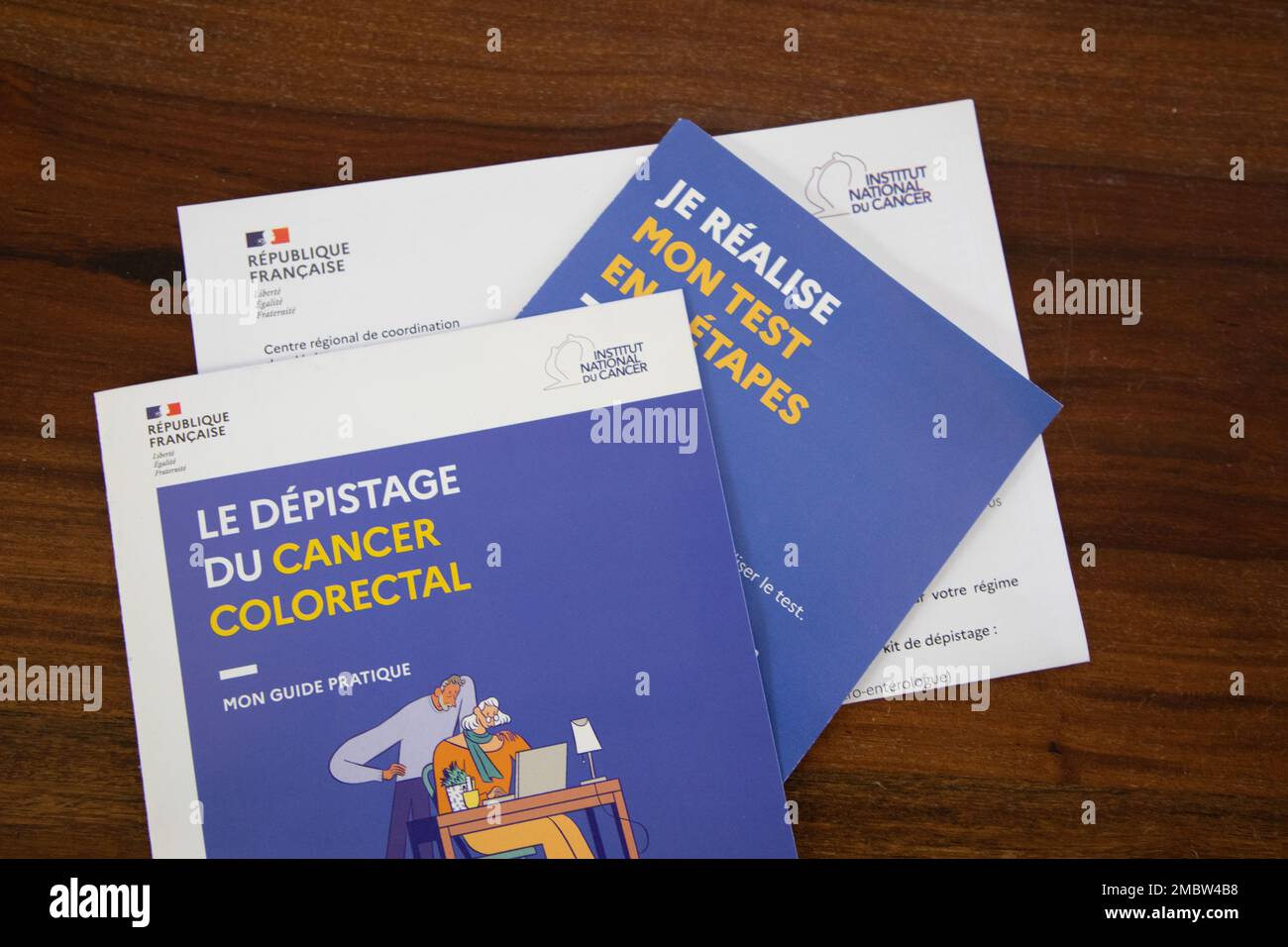 Bordeaux , Aquitaine France - 01 18 2023 : Screening Darmkrebs-Testkit Praxisleitfaden zum eigenständigen Heimtest Stockfoto