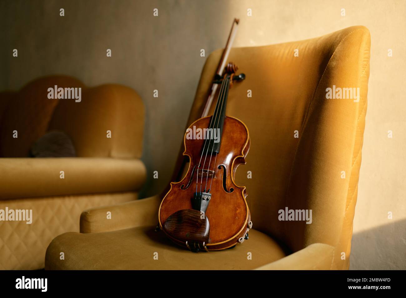 Ein Musikinstrument, das ein Musiker auf einem Stuhl hinterlassen hat Stockfoto