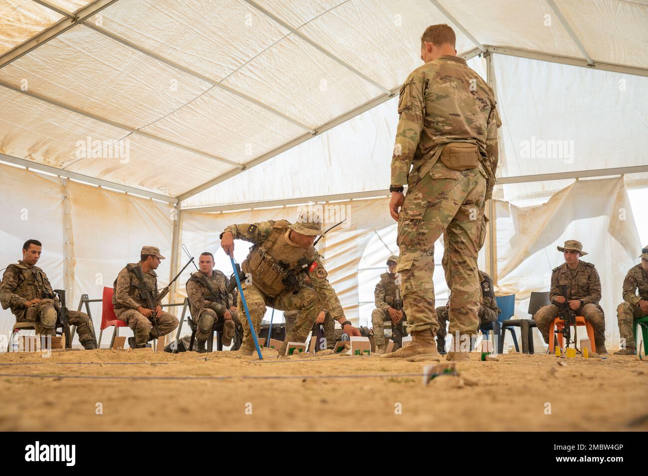 Soldaten der Sondereinsatztruppen der tunesischen Armee führen eine Probeübung zur Vorbereitung auf eine Feuerübung während der African Lion 22 im Trainingsgebiet Ben Ghilouf am 22. Juni 2022 durch. Der afrikanische Löwe ist in den USA Die größte, wichtigste, gemeinsame, jährliche Übung des Africa Command, die von Marokko, Ghana, Senegal und Tunesien veranstaltet wird, vom 6. Bis 30. Juni. Mehr als 7.500 Teilnehmer aus 28 Ländern und der NATO trainieren zusammen mit dem Schwerpunkt auf der Verbesserung der Bereitschaft für US-Streitkräfte und Partner-Nationalstreitkräfte. AL22 ist eine gemeinsame, bereichsübergreifende, mehrkomponentenübergreifende und multinationale Übung, die eine ganze Reihe von Missionskapazitäten nutzt Stockfoto