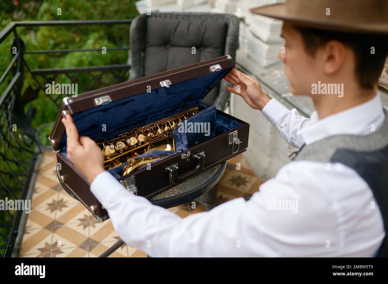 Junger Musiker, der vor der Vorstellung Saxophon-Eröffnungsfall Stockfoto