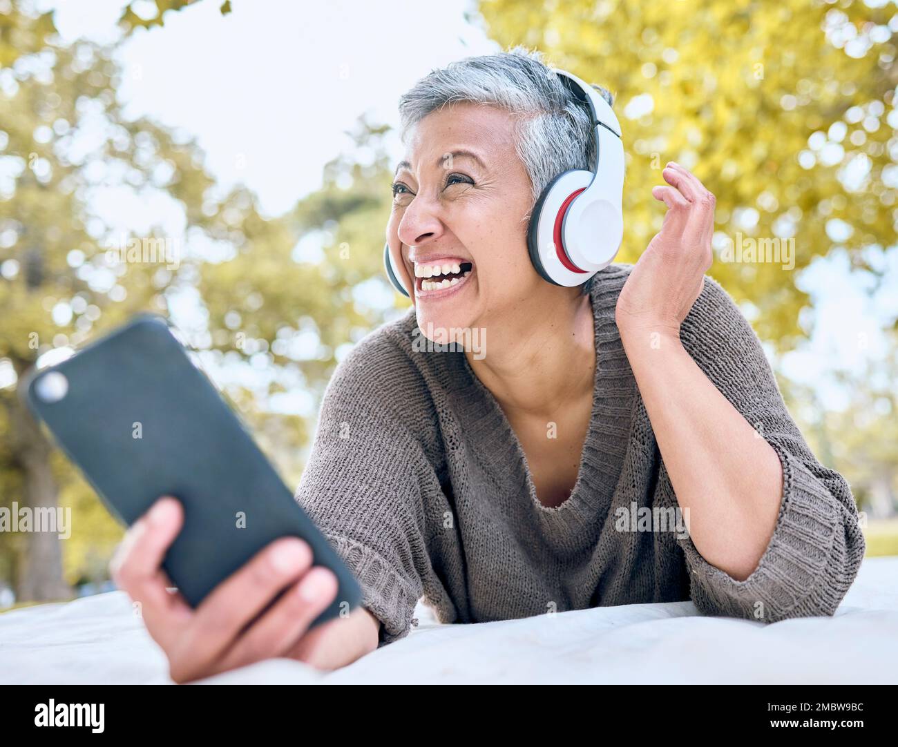 Handy Spielt Musik über Kopfhörer Und Lautsprecher www.alamy.de