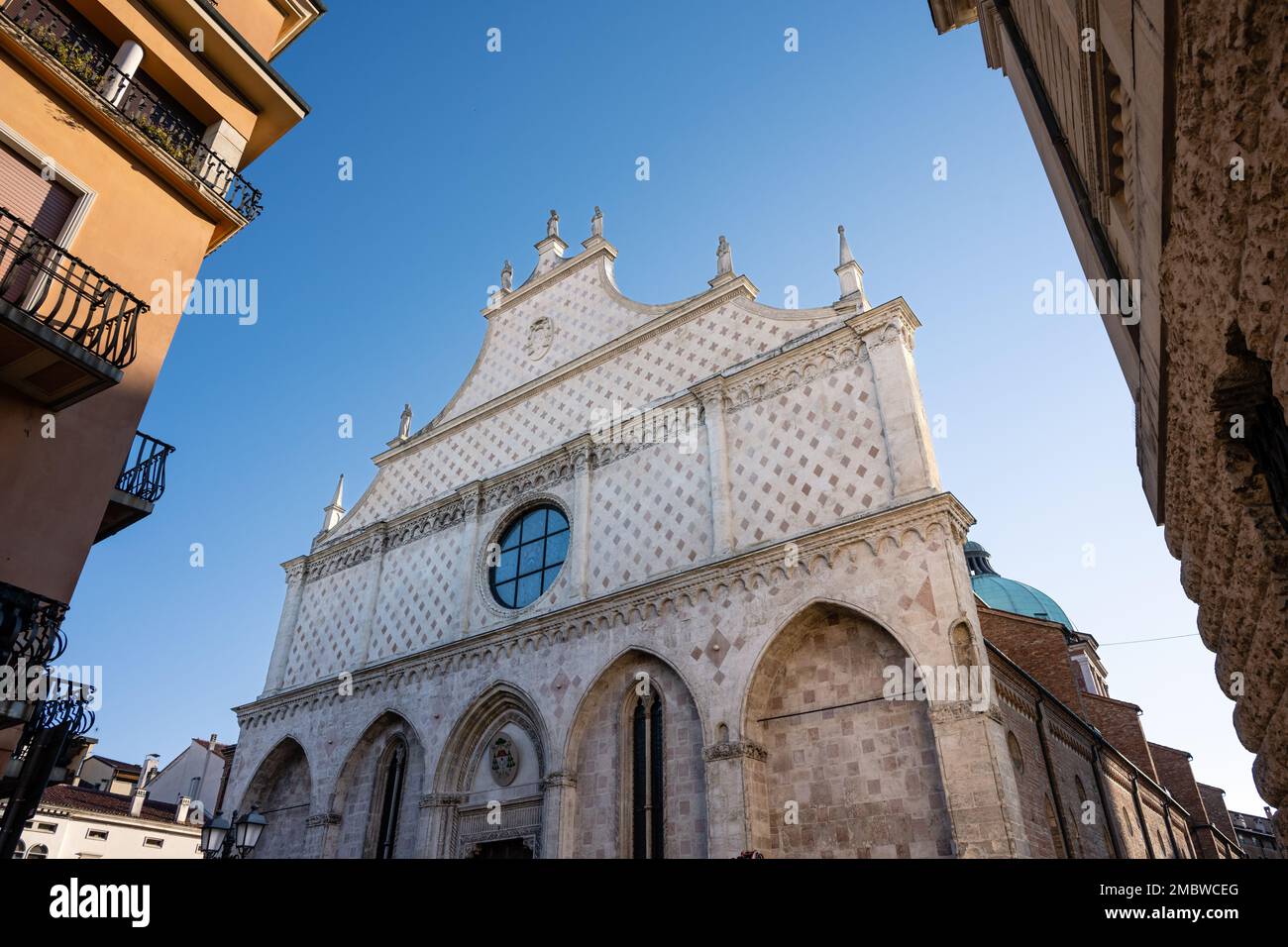 Die gotische Fassade der Vicenza-Kathedrale und Gable oder Cattedrale di Santa Maria Annunziata werden auch als Duomo di Vicenza in Veneto, Italien, bezeichnet Stockfoto