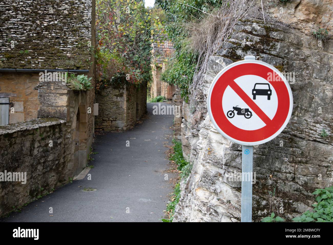 Verbotene Pkw und Motorräder, umlaufende Straßenverkleidung, rotes weißes Symbol Verkehrsschild für verbotenen Zugang Stockfoto