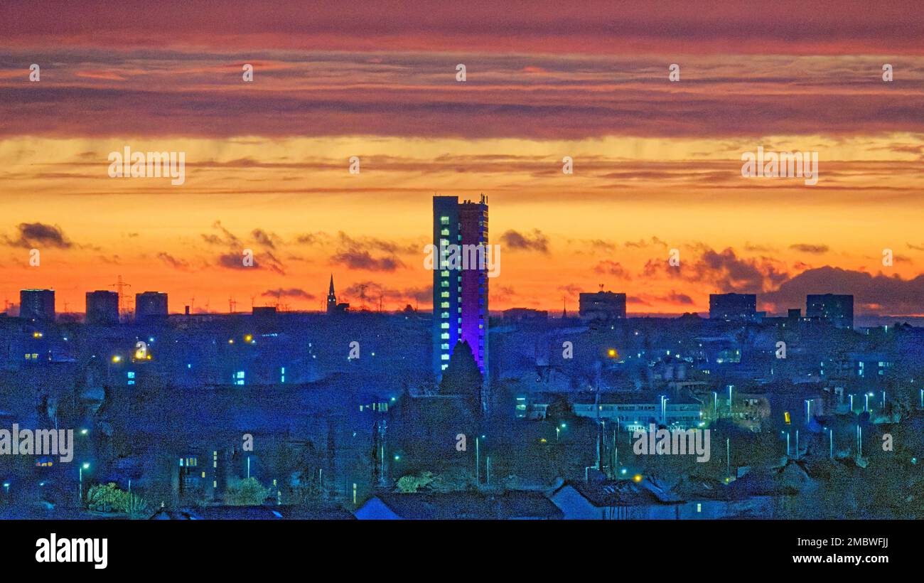 Glasgow, Schottland, Vereinigtes Königreich 21. Januar 2023. UK Weather: Kalter, klarer Himmel sah einen sehr kalten Start für die schlafende Stadt mit einem atemberaubenden Dawn West End. Credit Gerard Ferry/Alamy Live News Stockfoto