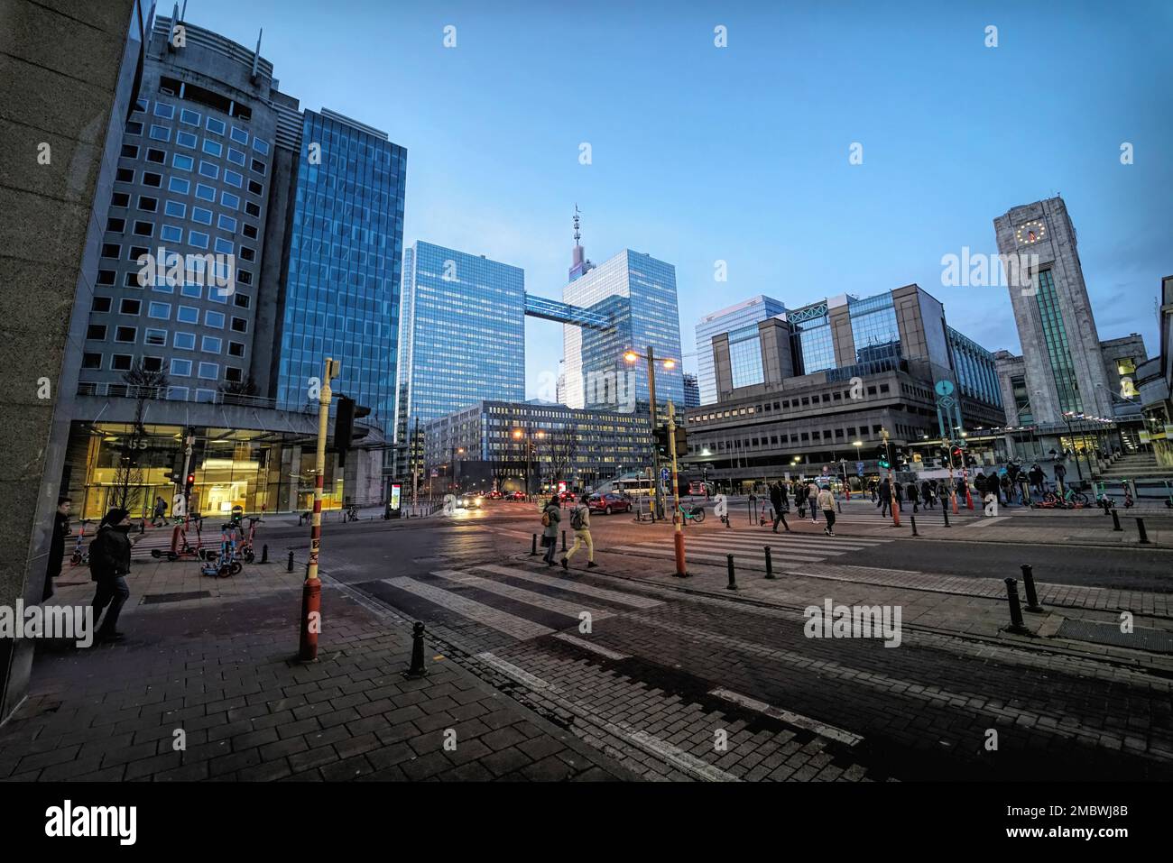 Brüssel, Brabant, Belgien 01 20 2023 - Weitwinkelblick auf die Straße am Bahnhof Brüssel Nord mit vielen modernen Wolkenkratzern, Menschen und Autos Stockfoto