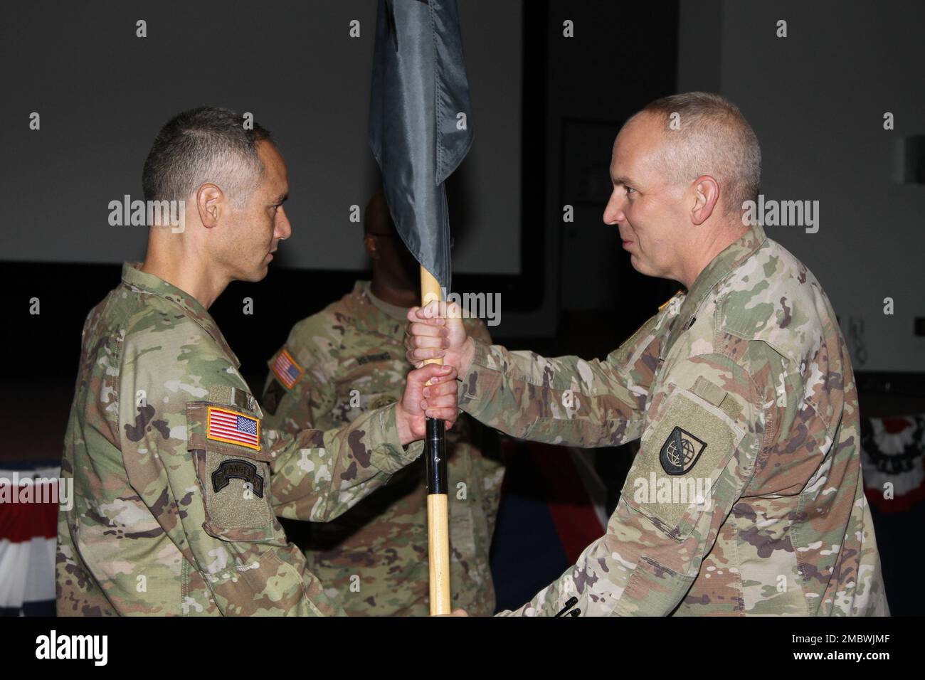 Oberstleutnant Victor M. Yinh (links) erhält die Farben des Regional Cyber Center-CONUS vom stellvertretenden Befehlshaber des NETCOM-Betriebs, Oberst Scott Bird, während einer Zeremonie zum Wechsel des Direktors im Hauptsitz von NETCOM, Greely Hall, Fort Huachuca, Ariz Stockfoto