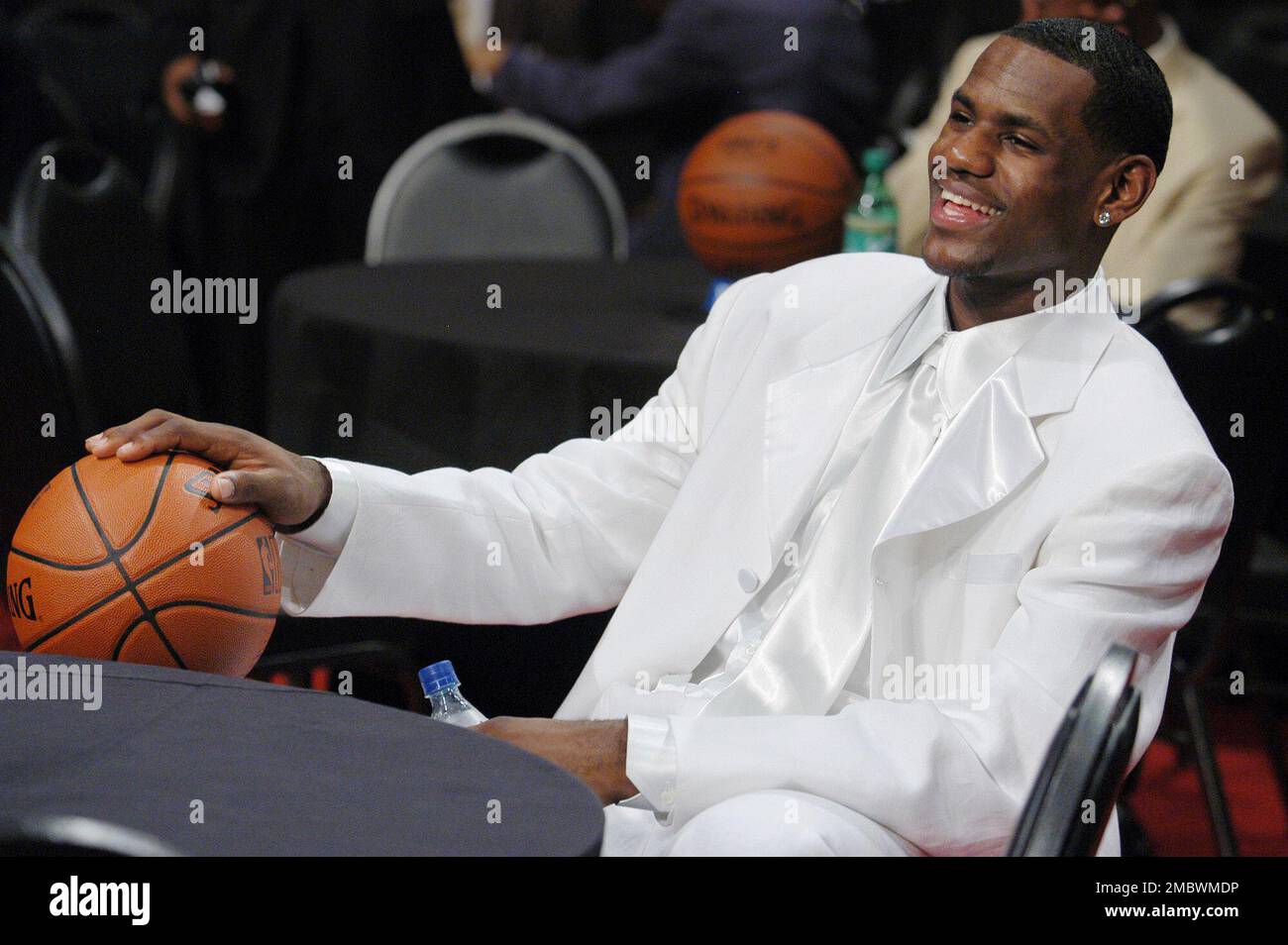 FILE - Lebron James, of Akron, Ohio, smiles before the start of the 2003 NBA Draft Thursday, June 26, 2003, in New York. James was the No. 1 choice in the NBA draft. (AP Photo/Ed Betz, File) Stockfoto