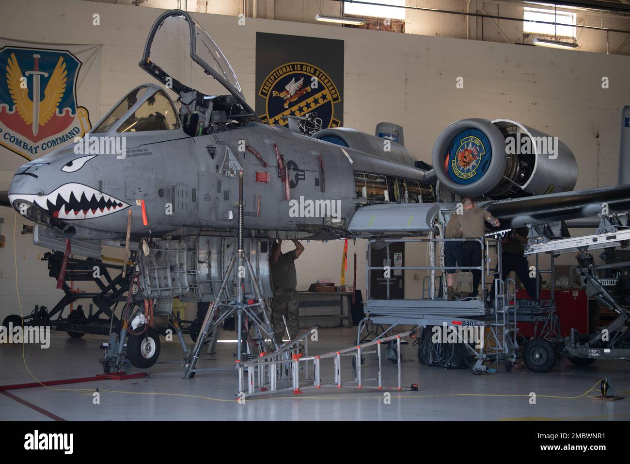 USA Air Force Airmen, die der 309. Aircraft Maintenance Group zugeteilt sind, befestigen neue Flügel an einem A-10C Thunderbolt II am Luftwaffenstützpunkt Moody, Georgia, 21. Juni 2022. Die 309. AMXG kam vom Luftwaffenstützpunkt Hill, Utah, an, um die Flügel eines A-10C zu entfernen und zu ersetzen. Die Entnahme und der Austausch der Flugzeugflügel dauerte drei Wochen. Stockfoto