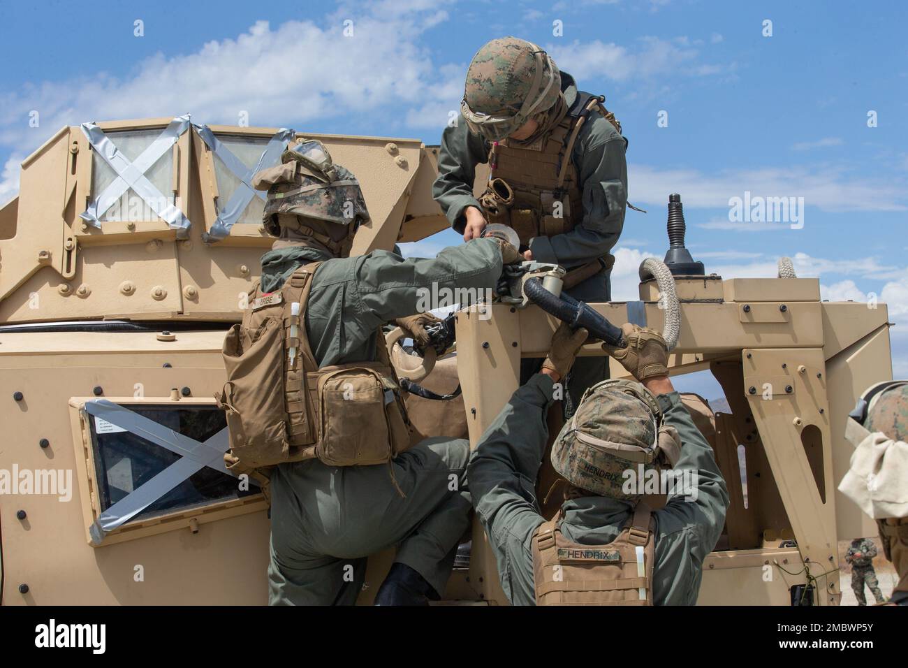 USA Marines mit Kampflogistik-Bataillon 13, 13. Marine Expeditionary Unit, bereiten Sie ein Joint Light Tactical Vehicle vor, das während des Helicopter Support Teams Trainings im Marine Corps Base Camp Pendleton, Kalifornien, am 22. Juni 2022 an einen CH-53E Super-Hengst angeschlossen werden soll. USA Marines mit CLB 13 und Marine Medium Tiltrotor Squadron (VMM) 362 (verstärkt) führen HST-Schulungen durch, um ihre Fähigkeiten als Landeunterstützung Marines und Piloten zu verbessern. Dies ist das erste Mal, dass ein JLTV während der HST-Schulung verwendet wurde. Stockfoto