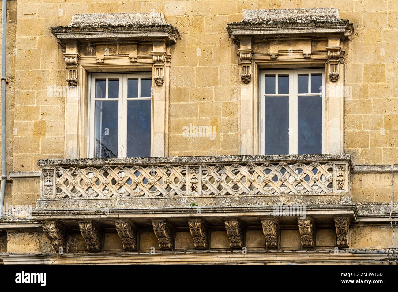 Dekorierter Balkon eines noblen Palastes auf der Piazza Vittorio Emmanuele in Enna. Enna, Sizilien, Italien, Europa Stockfoto
