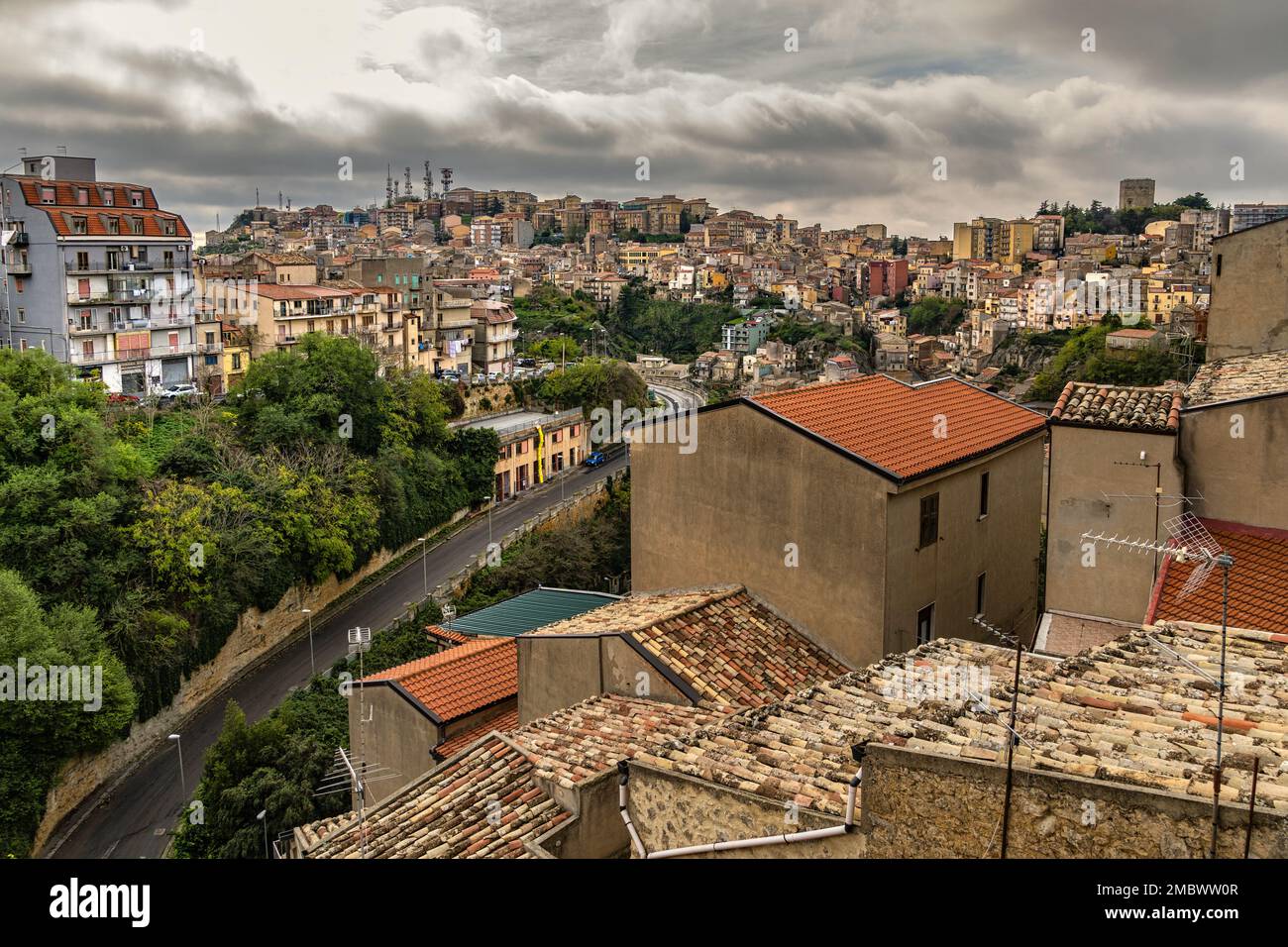 Luftaufnahme der Stadt mit der Kirche und dem Kloster Santa Maria del Gesù di Montesalvo und dem Obelisken von Enna, dem Geographischen Zentrum von Sizilien. Enna Stockfoto