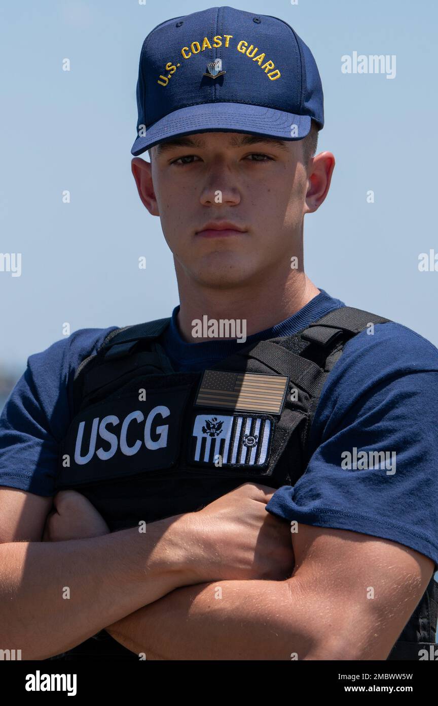 Petty Officer 3. Class Gabe Waldrop, ein Maschinentechniker, der der Küstenwache Destin zugeteilt ist, steht für ein Foto in Destin, Florida am 22. Juni 2022. Waldrop nahm an der Social-Media-Kampagne „Operation Dry Water 2022“ von The Coast Guard District Acht Heartland Teil. Stockfoto