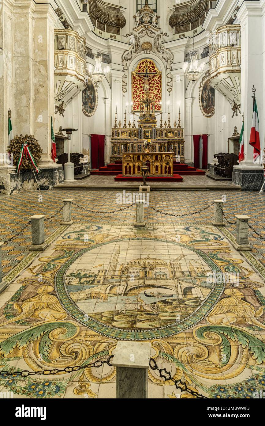 Das Innere der Kirche Santa Chiara, heute das Denkmal für den Kaduti des Krieges. Hauptaltar und Majolica-Boden mit der Stadt Santa Sofia. Enna Stockfoto