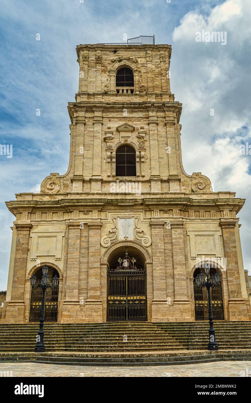 Die Hauptfassade der Kathedrale von Enna, die über eine große Treppe erreicht wird, die vom imperialen Glockenturm überragt wird. Enna, Sizilien, Italien Stockfoto