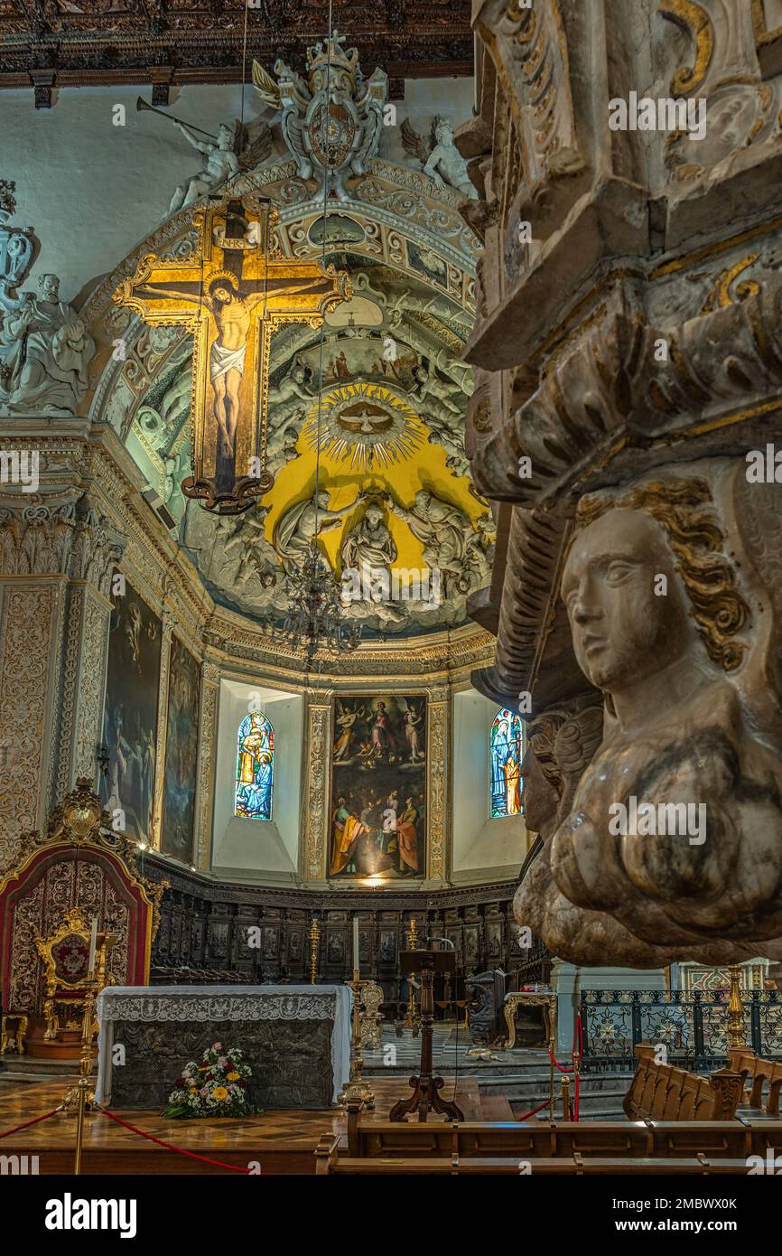 Hauptaltar, Kruzifix und Detail der Kanzel in der Kathedrale von Enna. Dekorationen und Stuckdecken im Barockstil. Enna, Sizilien, Italien, Europa Stockfoto