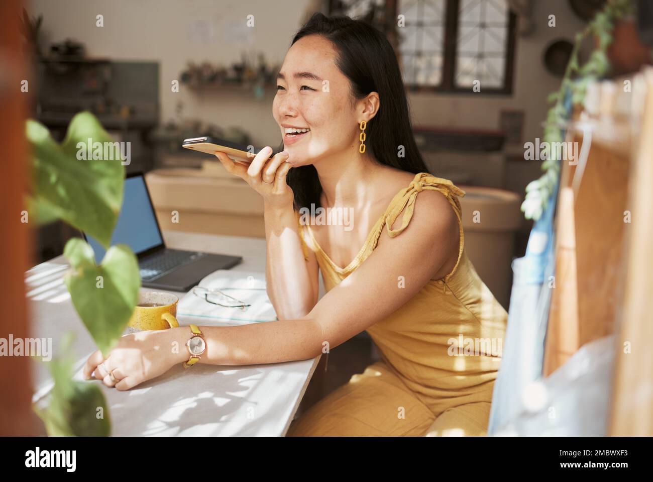 Telefonanrufe, Sprachnachrichten und Frauen, die an Kommunikation, Vernetzung und Planung eines Blogs denken. Talking, Ideenfindung und asiatischer Content-Ersteller in Conversation Stockfoto