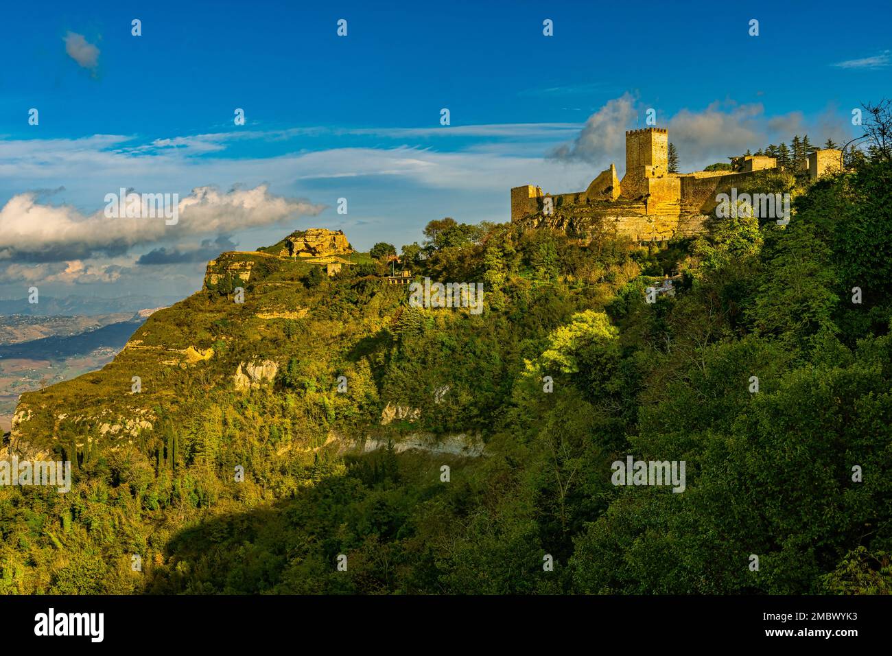 Die imposante Burg auf dem grünen Hügel, Castello Lombardia und die Rocca di Cerere sind zwei der repräsentativsten Symbole der Stadt Enna. Stockfoto