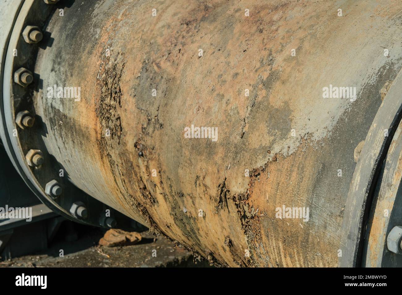 Rohr wird entlang der Brücke am Rohrhalter montiert. Wasserstahlrohre für gemeinnützige Versorgungsunternehmen. Stockfoto