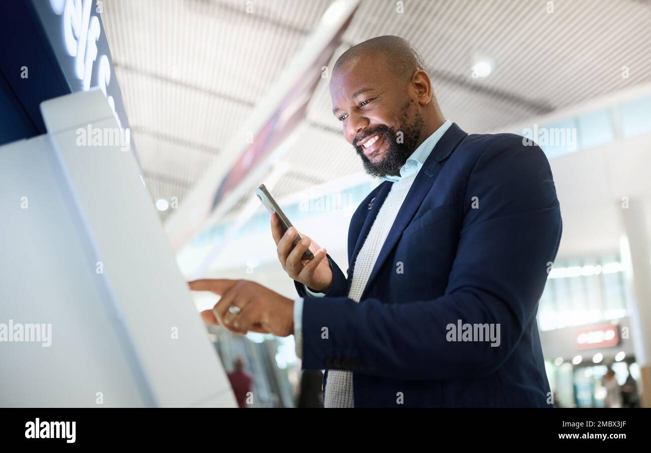 Check-in, E-Mail und schwarzer Mann mit einem Telefon für Reiseinformationen, Kommunikation und Verbindung. Kontaktmann, glücklicher Geschäftsmann, der an einer Maschine tippt Stockfoto