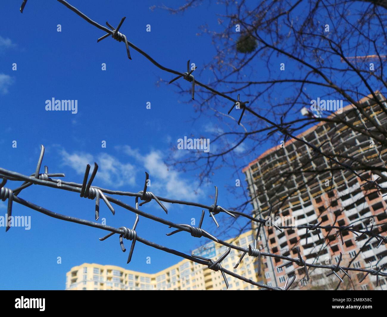 Concertina Wire Shields Baustelle Mit Unvollendetem Gebäude Stockfoto