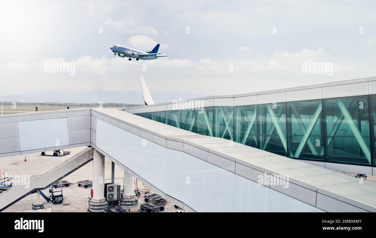 Flughafen, Reise und Flugzeug im Himmel im Flug für Start, internationale und kommerzielle Transport. Luftverkehr, Welt und Abflug Stockfoto